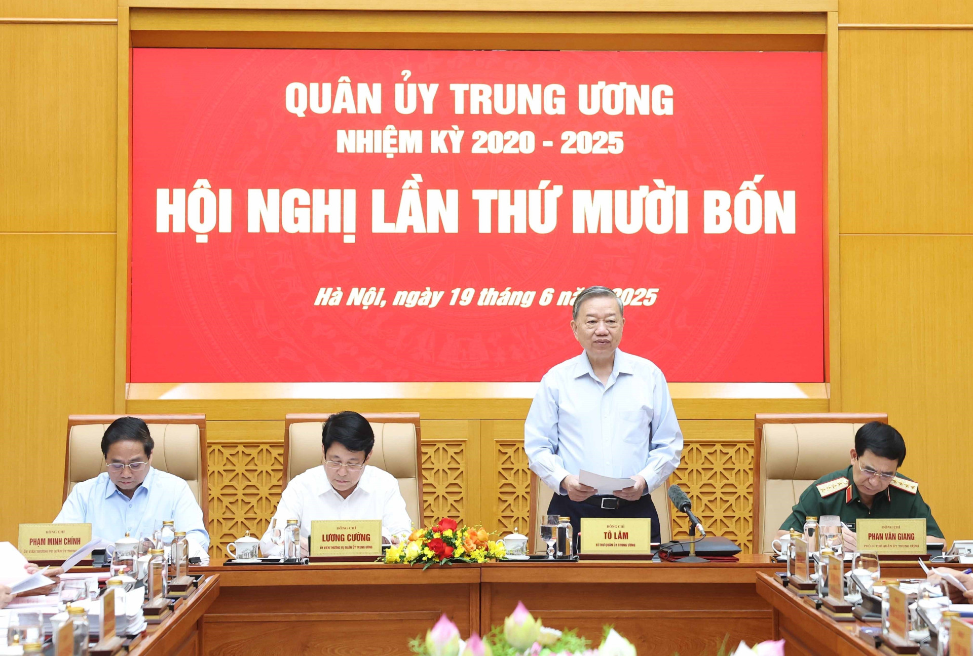 vna_potal_tong_bi_thu_to_lam_chu_tri_hoi_nghi_quan_uy_trung_uong_lan_thu_muoi_bon_8100432 (1).jpg