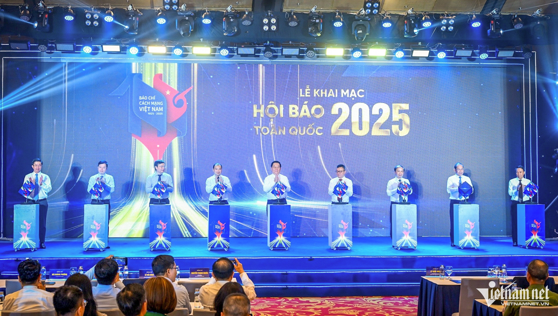 W-3 Khai mac bao chi.jpg