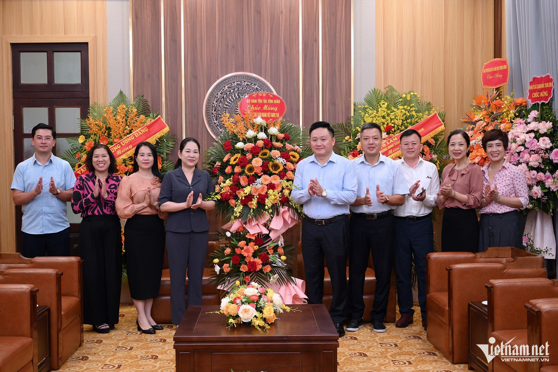 W-Anh 1 Thu truong chuc mung Bao Nhan Dan.jpg