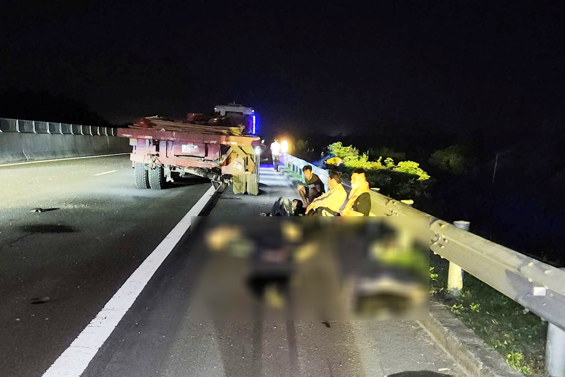 Tai nạn 2 người chết ở cao tốc: Tài xế xe đầu kéo khai dừng xe để ngủ