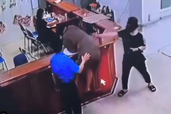 Bản tin trưa 2/6: Người đàn ông chồm qua bàn tấn công nữ nhân viên y tế Nghệ An Bản tin trưa 2/6: Người đàn ông chồm qua bàn tấn công nữ nhân viên y tế Nghệ An