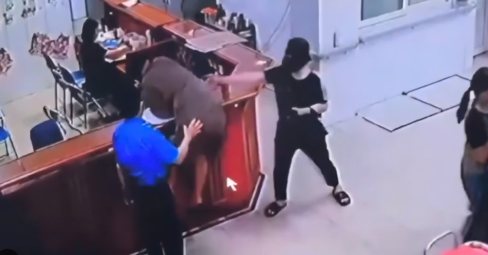 Bản tin trưa 2/6: Người đàn ông chồm qua bàn tấn công nữ nhân viên y tế Nghệ An