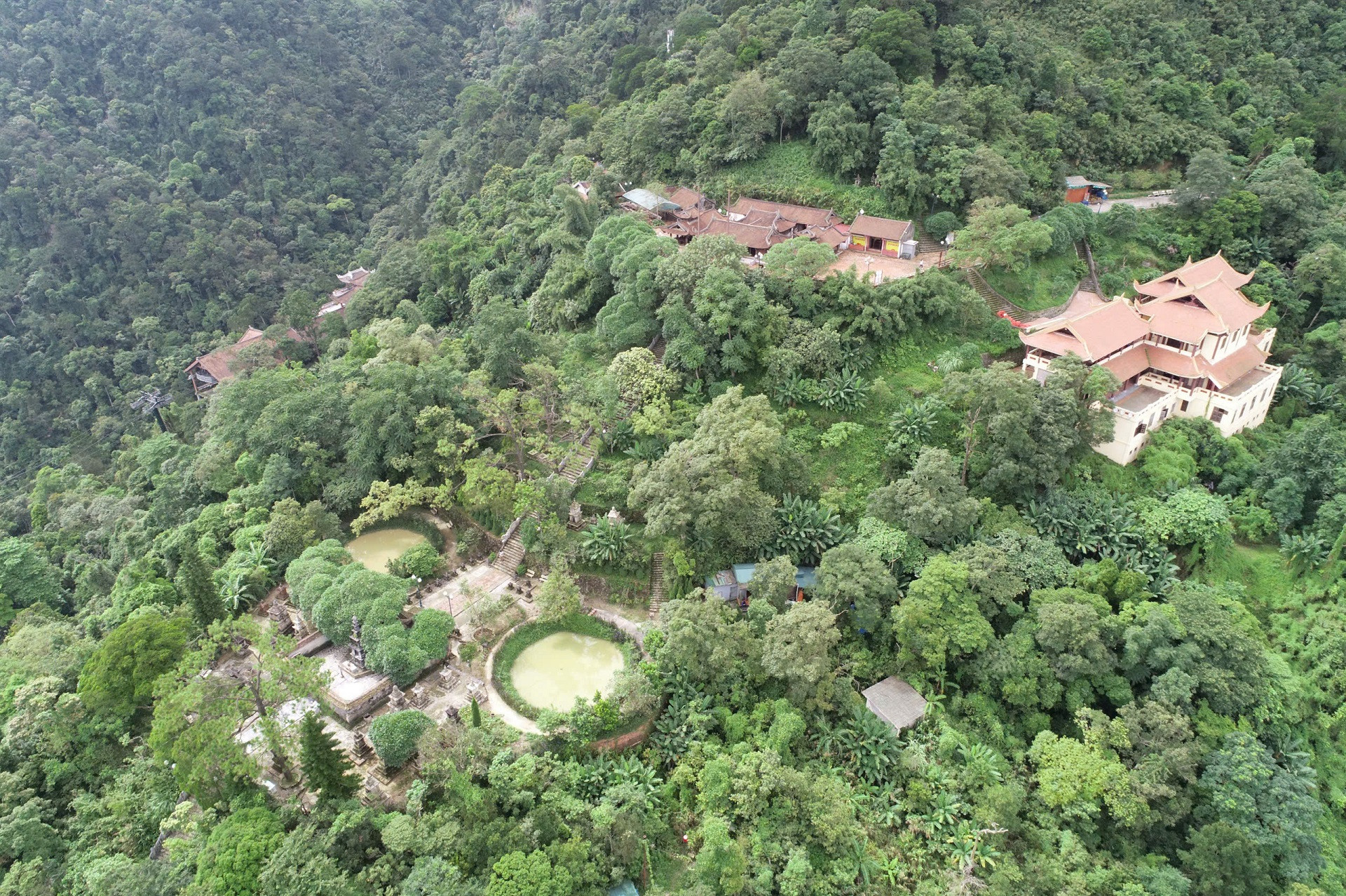 Anh 3 Vuon thap To Hoa Yen.jpg