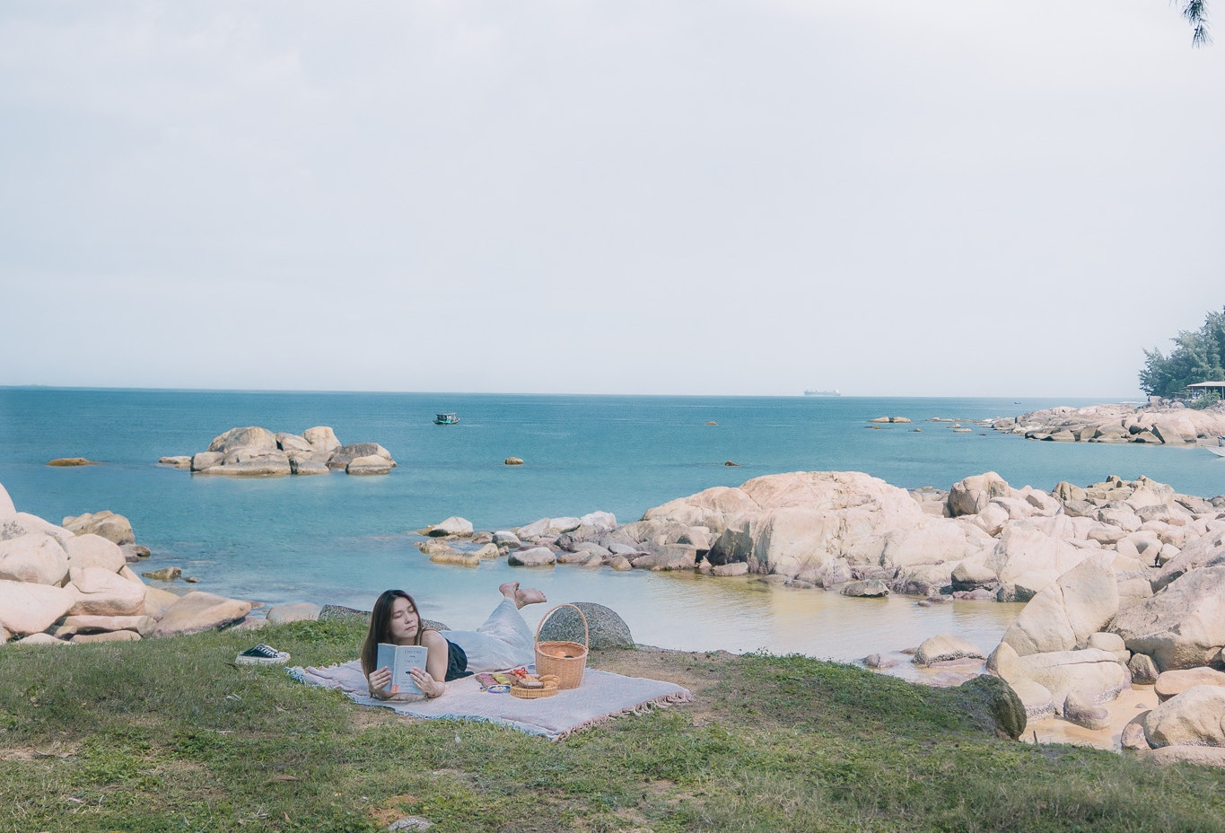 Bãi biển hoang sơ, trong xanh thấy đáy, hải sản tươi ngon cách Hà Nội 380km