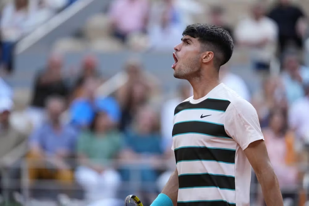 Carlos Alcaraz đạt cột mốc đặc biệt với vé tứ kết Roland Garros