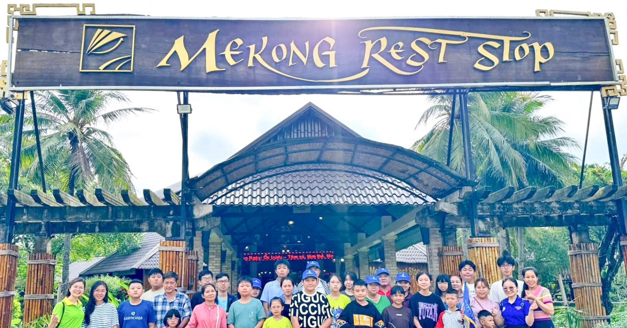 Chuyến du lịch đặc biệt của những đứa trẻ là "con nuôi" bệnh viện