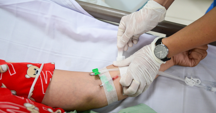 Cô gái ở TPHCM uống nước ngọt nhiều năm phải ghép thận từ người mẹ