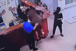Danh tính người đàn ông chồm qua bàn tát nữ nhân viên y tế