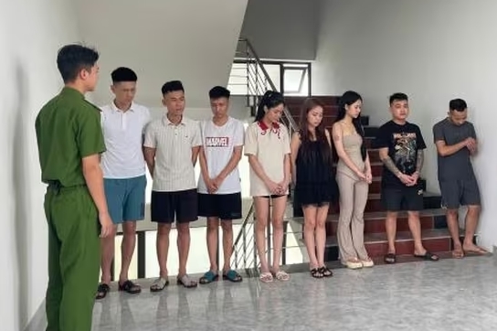 Đối tượng rủ bạn cùng dùng ma túy giấu trong nhà hơn 500 chiếc iPhone đời cũ