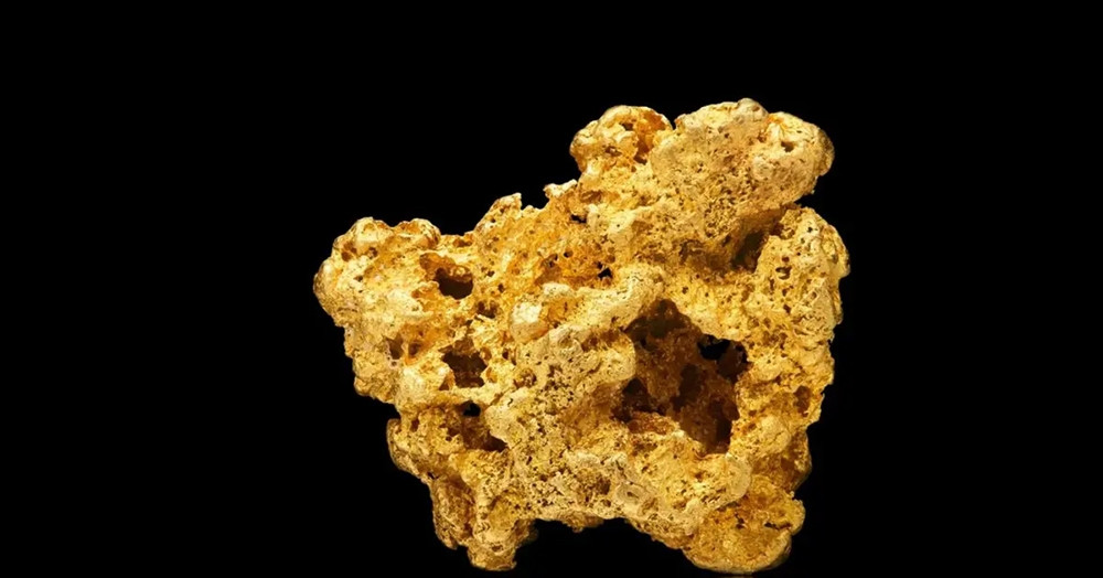 Dùng máy dò kim loại, cặp đôi phát hiện cục vàng hơn 4kg