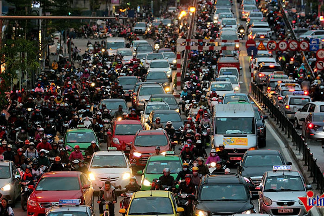 Hà Nội có nên phân làn cứng tách riêng ô tô, xe máy toàn thành phố?