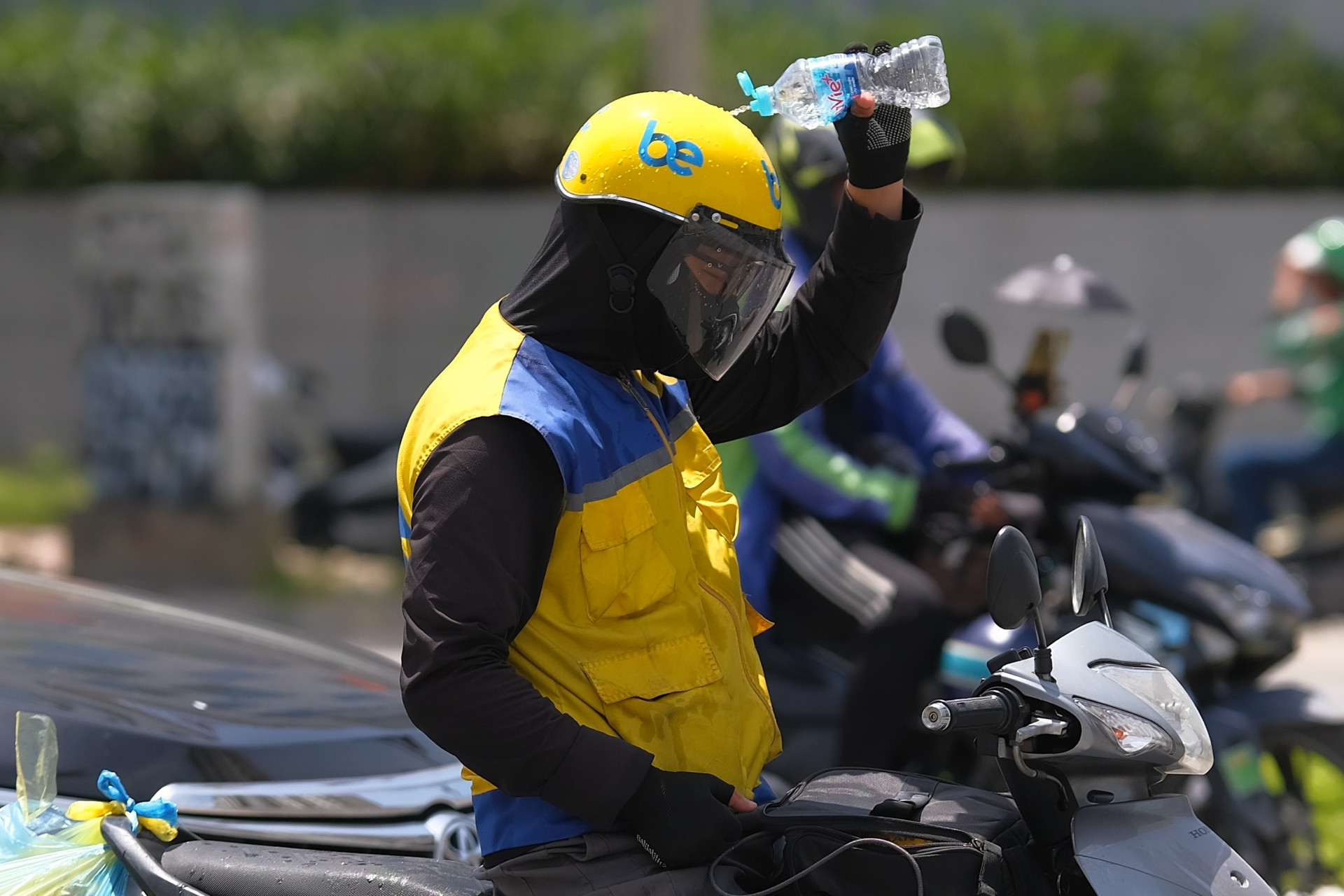 Hà Nội nóng gần 40 độ C, mặt đường xuất hiện ảo ảnh và muôn cách chống đỡ của người dân