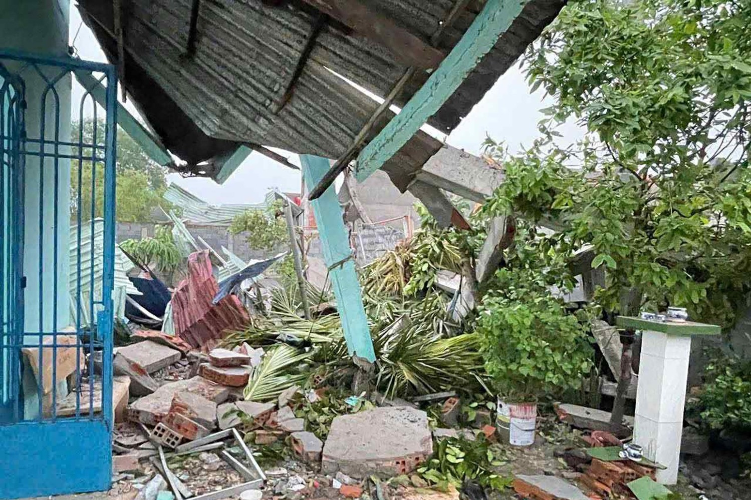 Hàng rào cao 8m đổ sập, bà và cháu trai 1 tuổi tử vong