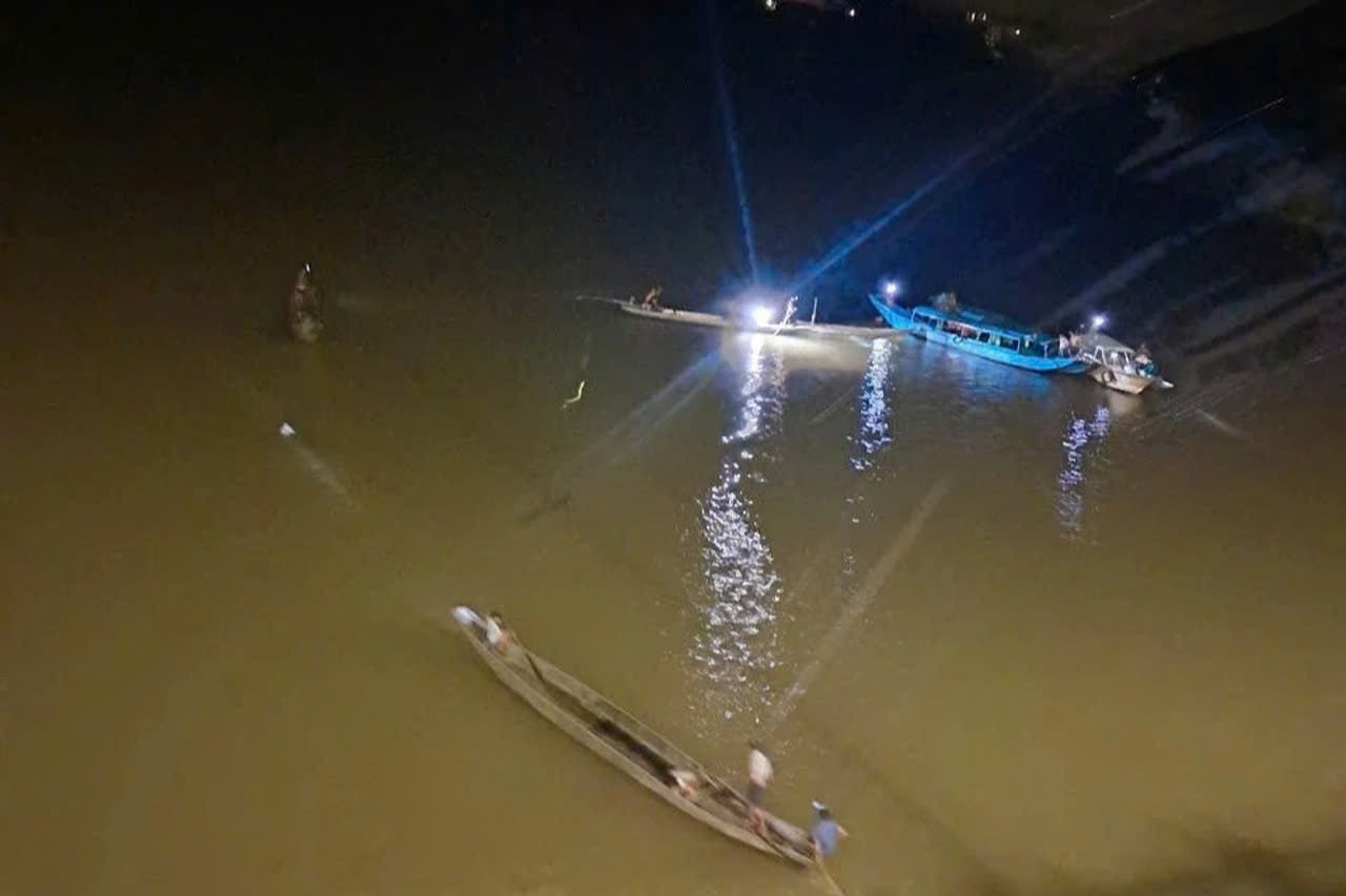 Huy động hàng chục người tìm kiếm thanh niên nghi nhảy cầu
