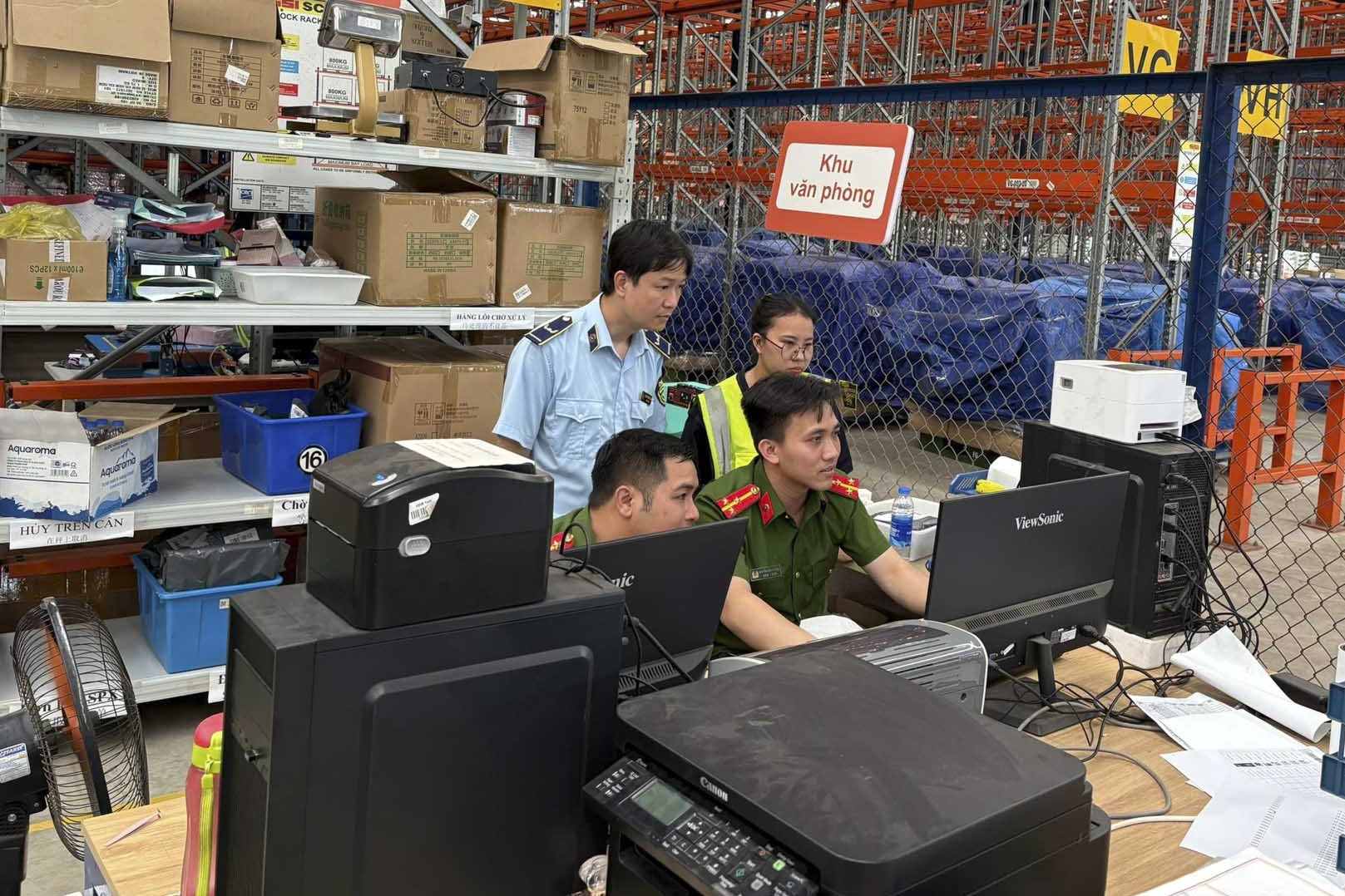 Kiểm tra kho hàng 'khủng' của Á Châu tại Bắc Ninh, thu giữ hàng chục nghìn sản phẩm