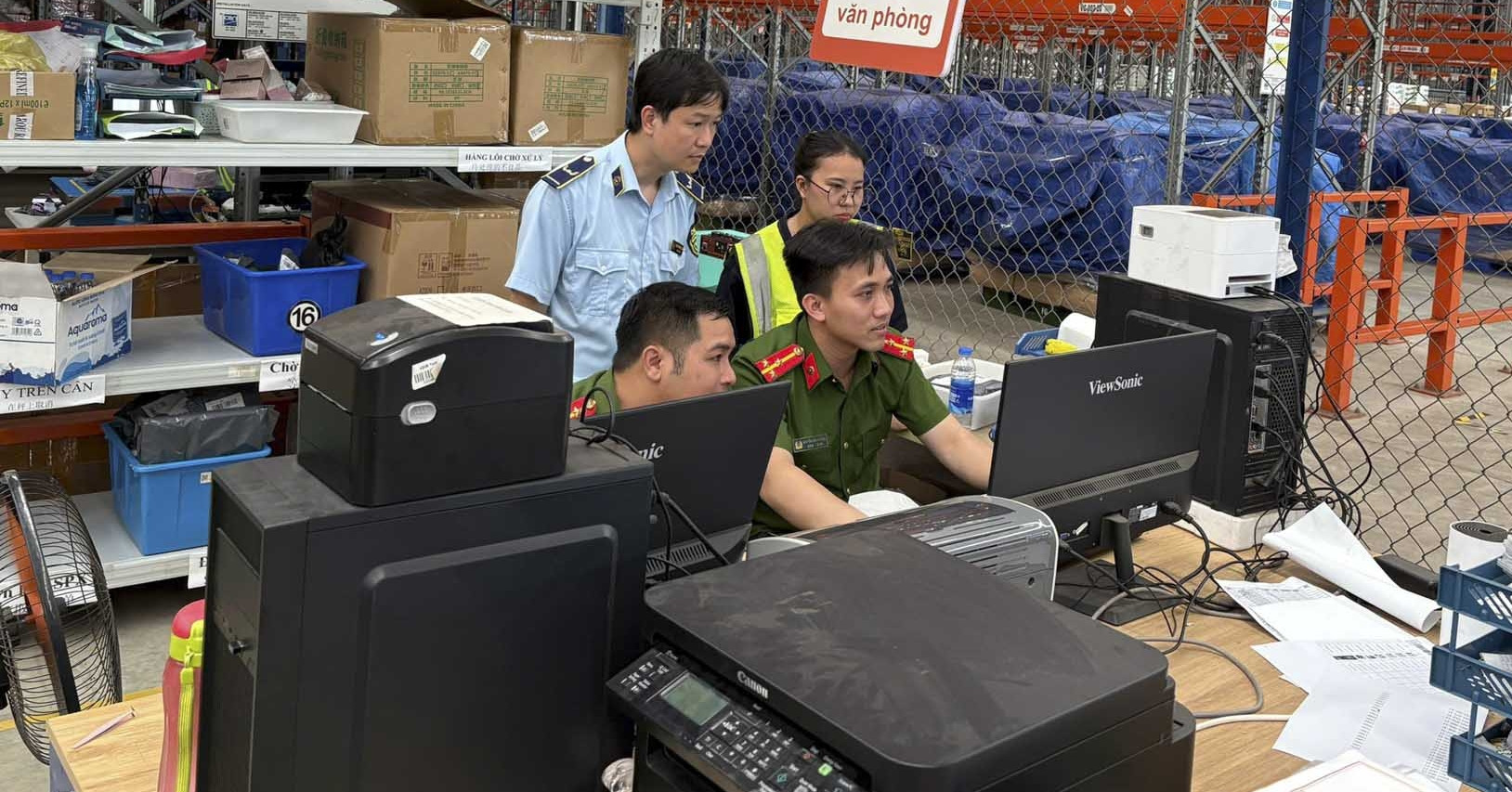 Kiểm tra kho hàng "khủng" của Á Châu tại Bắc Ninh, thu giữ hàng chục nghìn sản phẩm