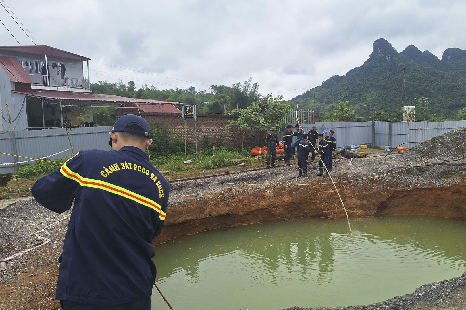 Cảnh sát kể phút tiếp cận sâu bên trong hàm ếch, tìm nạn nhân nghi rơi ‘hố tử thần’