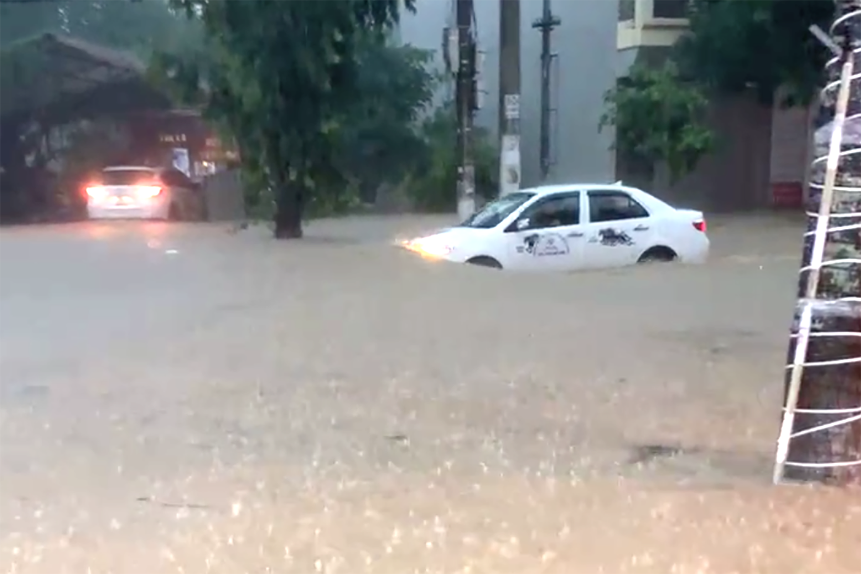 Mưa lớn trong nhiều giờ gây ngập sâu ở Lạng Sơn, nước tràn cả vào nhà dân