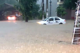 Mưa lớn trong nhiều giờ gây ngập sâu ở Lạng Sơn, nước tràn cả vào nhà dân