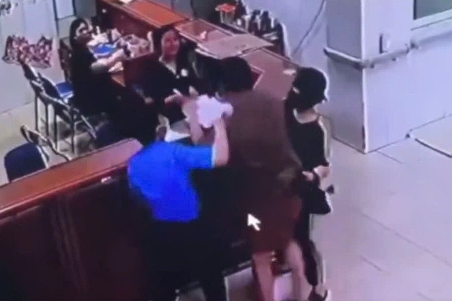 Người đàn ông chồm qua bàn tấn công nữ nhân viên y tế ở Nghệ An