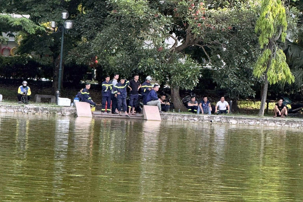 Người đàn ông ở Hà Nội bất ngờ rơi xuống hồ điều hòa, tử vong