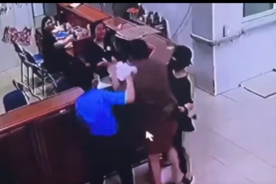 Đối tượng tát nữ điều dưỡng sưng mặt, hoảng loạn đối diện hình phạt nào?