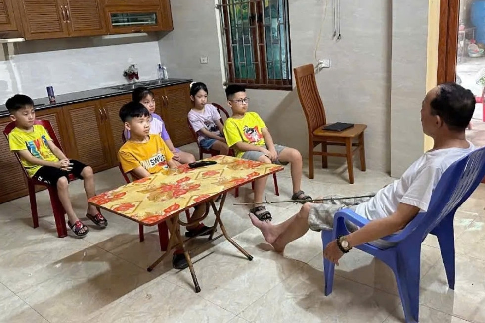 Ông nội gây sốt với cách khiến ‘khối nghỉ hè’ hạn chế điện thoại, chăm làm việc