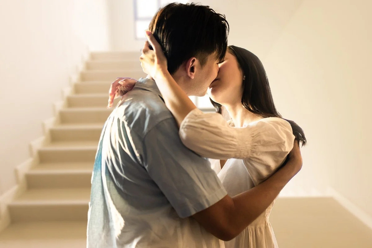 Sa thải quản lý vì ôm hôn cấp dưới ngoài cầu thang, công ty nhận 'kết đắng'