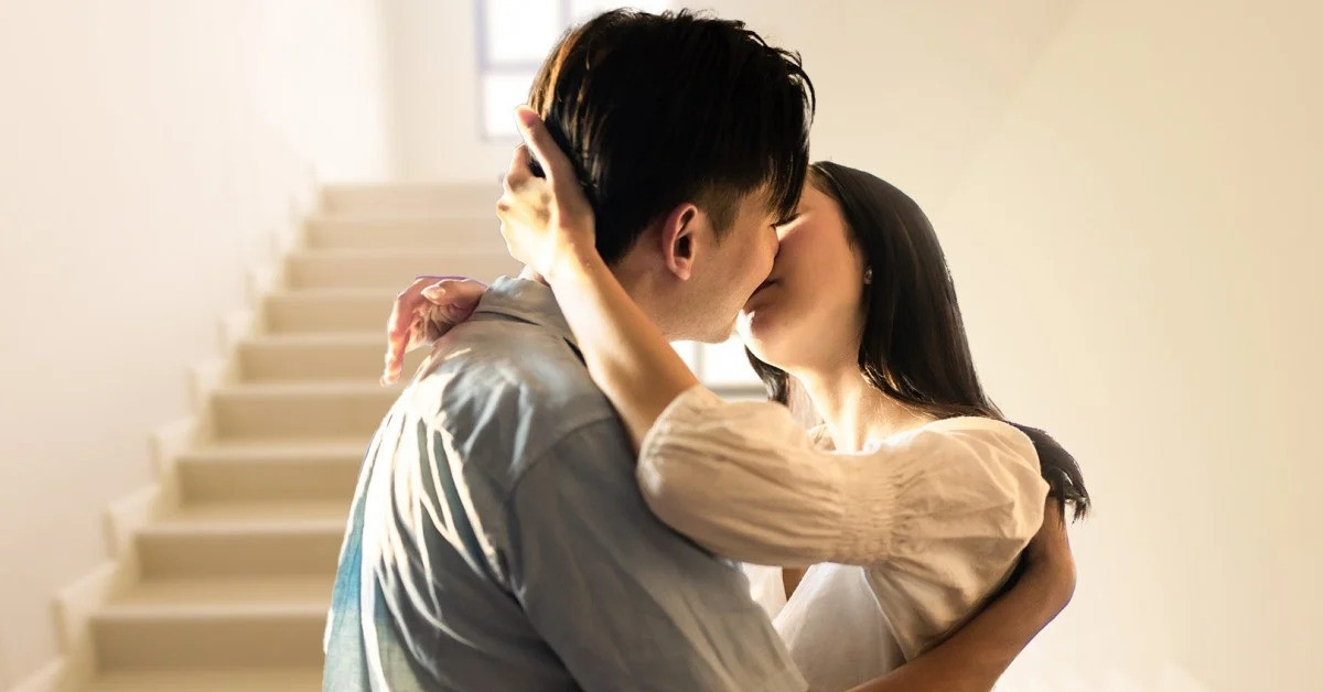 Sa thải quản lý vì ôm hôn cấp dưới ngoài cầu thang, công ty nhận 'kết đắng'