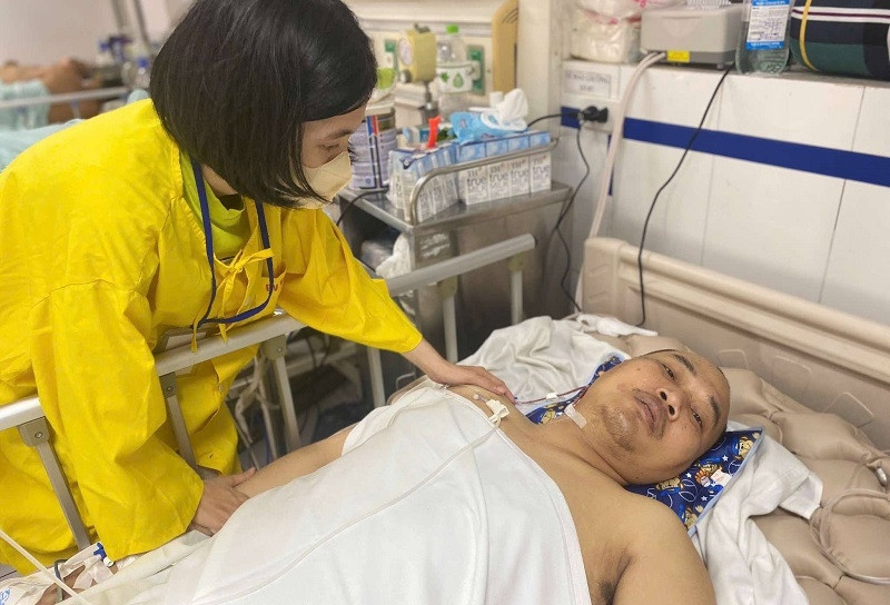 Vợ bán nhà cứu chồng tai nạn liệt người, 3 con nhỏ bơ vơ không chốn nương thân