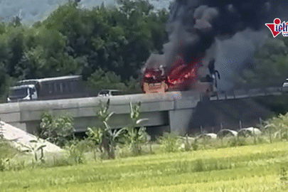 Xe khách giường nằm bốc cháy ngùn ngụt trên cao tốc qua Thanh Hóa