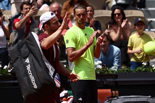 Alexander Zverev 'đi dạo' vào tứ kết Roland Garros