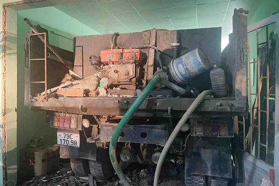 Bản tin cuối ngày 20/6: Xe tải lao vào quán cà phê ở Nha Trang,một người tử vong