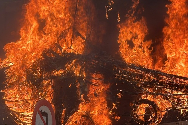 Cháy dữ dội trước quán ăn ở trung tâm TPHCM, khách đang dùng bữa hoảng hốt tháo chạy