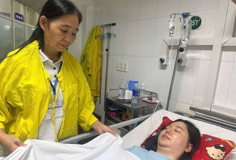 Chồng mất vì ung thư, con gái u não nguy kịch: Mẹ nghèo cầu cứu sự giúp đỡ