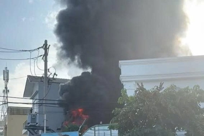 Cháy lớn tại kho để bàn ghế của trung tâm tiệc cưới ở TPHCM, khói bốc ngút trời