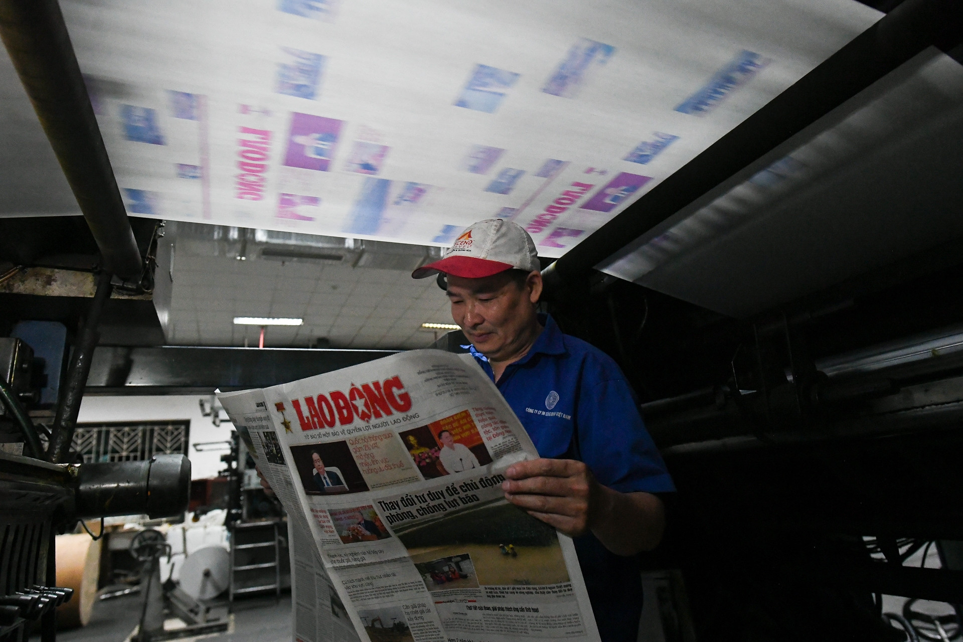 Hành trình xuyên đêm của báo in từ nhà xưởng tới tay bạn đọc
