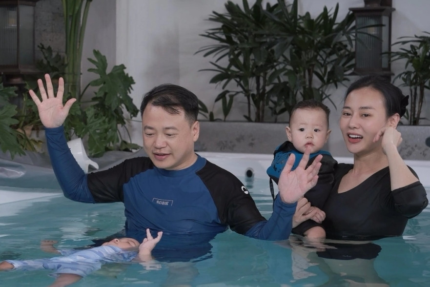 Hồ Quỳnh Hương lần đầu khoe ảnh cận mặt con trai, Phương Oanh chơi trội