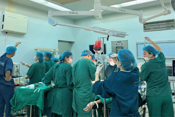 Hơn chục y bác sĩ cứu người phụ nữ nguy kịch khi tự phá thai ở nhà