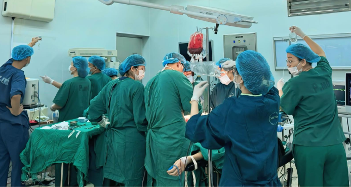 Hơn chục y bác sĩ cứu người phụ nữ nguy kịch khi tự phá thai ở nhà