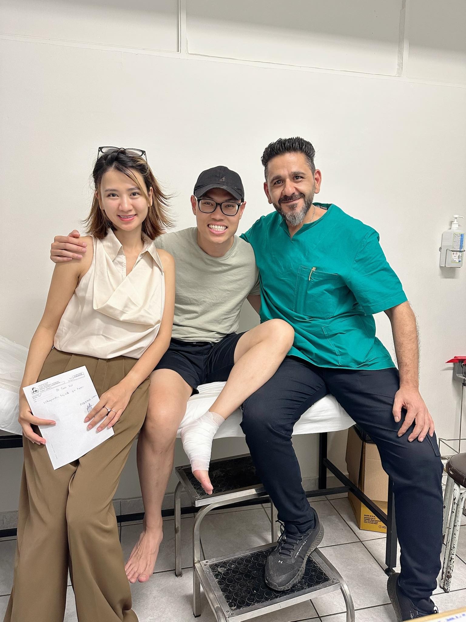 sự cố khách việt hy lạp