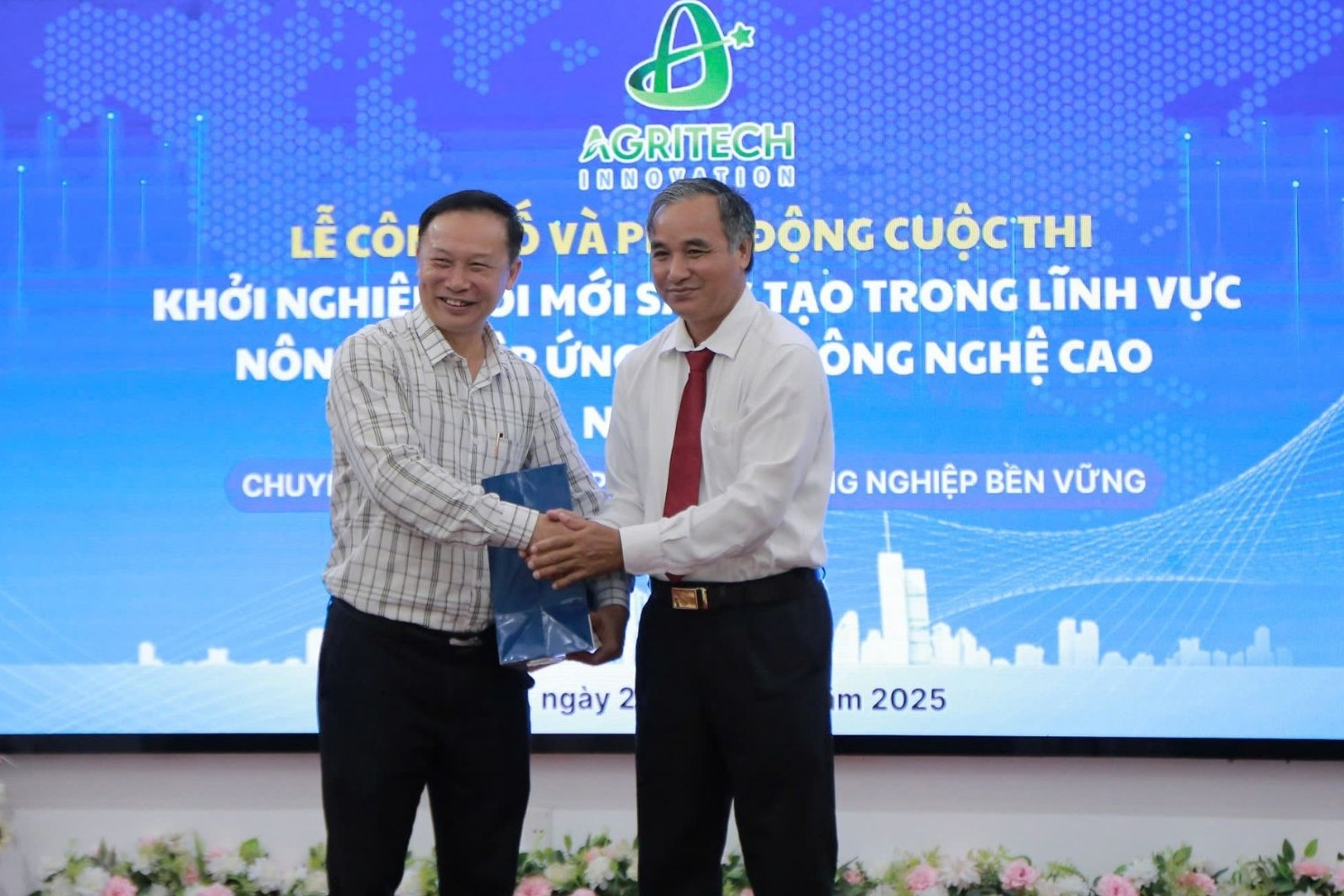 Tiết lộ mỏ vàng nông nghiệp công nghệ cao, bạn trẻ về quê bỏ túi triệu đô