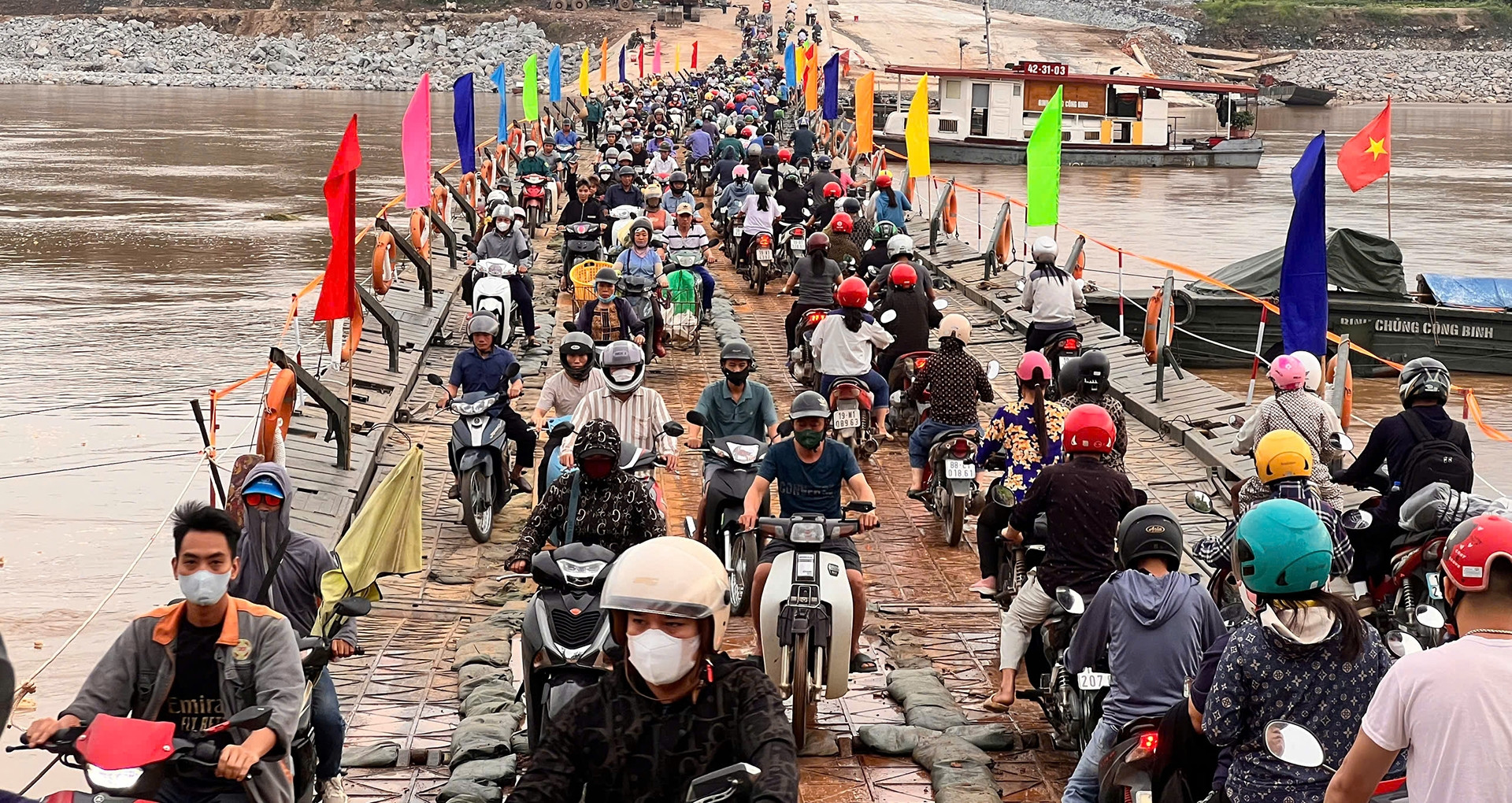 Xuyên đêm nối lại cầu phao Phong Châu