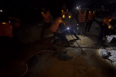 Xuyên đêm nối lại cầu phao Phong Châu