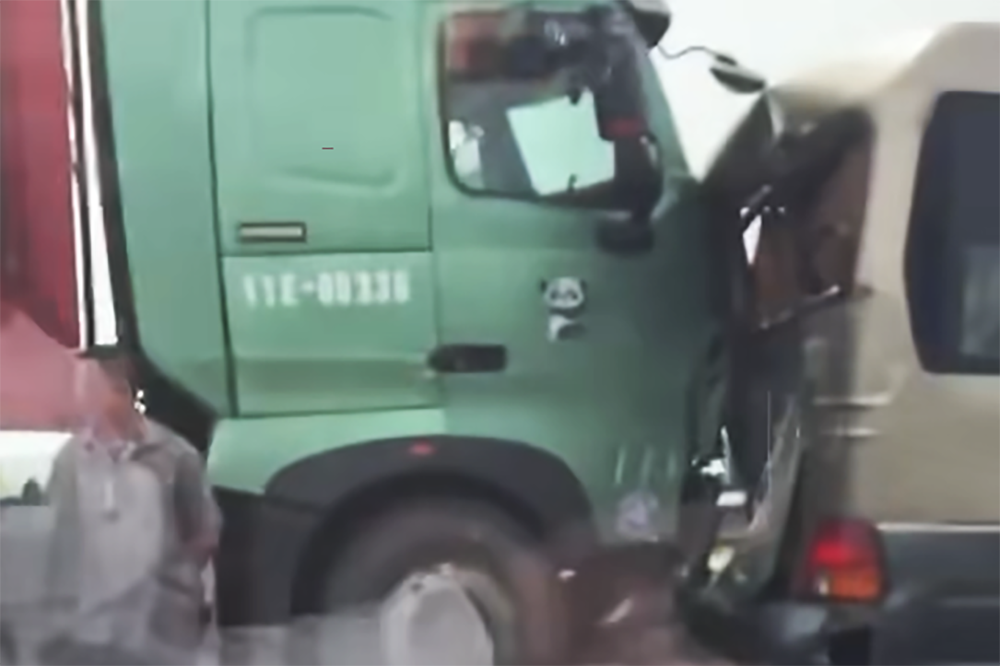 Tai nạn liên hoàn giữa 5 xe ô tô trên cao tốc Cao Bồ - Mai Sơn