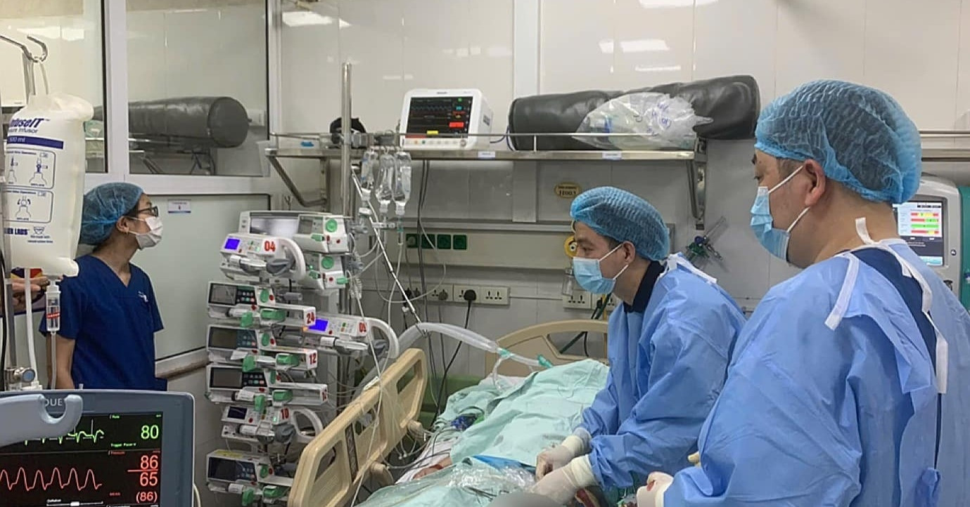 Bật báo động đỏ cứu người đàn ông ngừng tuần hoàn, cơ hội sống rất thấp