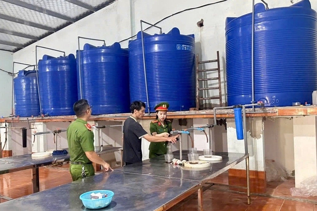 Cảnh sát vào cuộc, hé lộ nguồn gốc nghìn chai nước mắm bị vứt bỏ ở bụi rậm ven đường