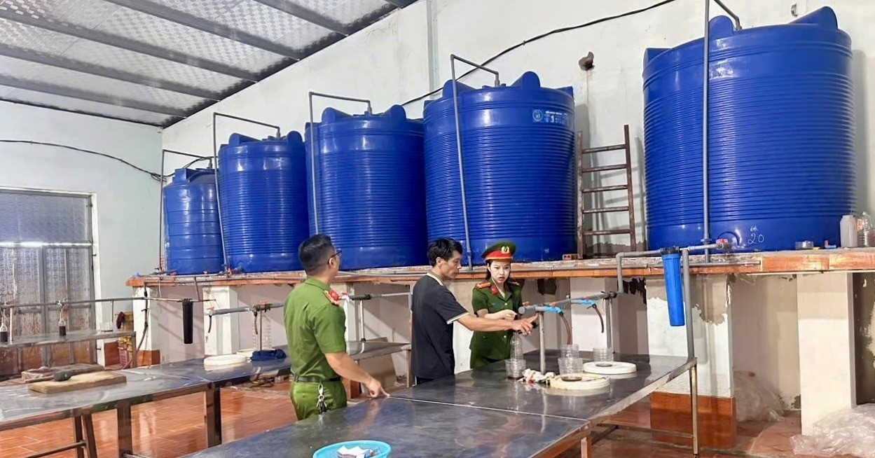 Cảnh sát vào cuộc, hé lộ nguồn gốc nghìn chai nước mắm bị vứt bỏ ở bụi rậm ven đường