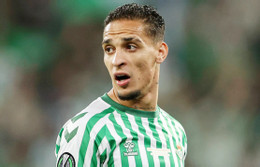 cdn_chiamarsibomber_com real betis vs chelsea london in wroclaw poland 28 may 2025 antony matheus das santos of real betis seen during the uefa conference league final 2025 between real betis and chelsea london at.jpg