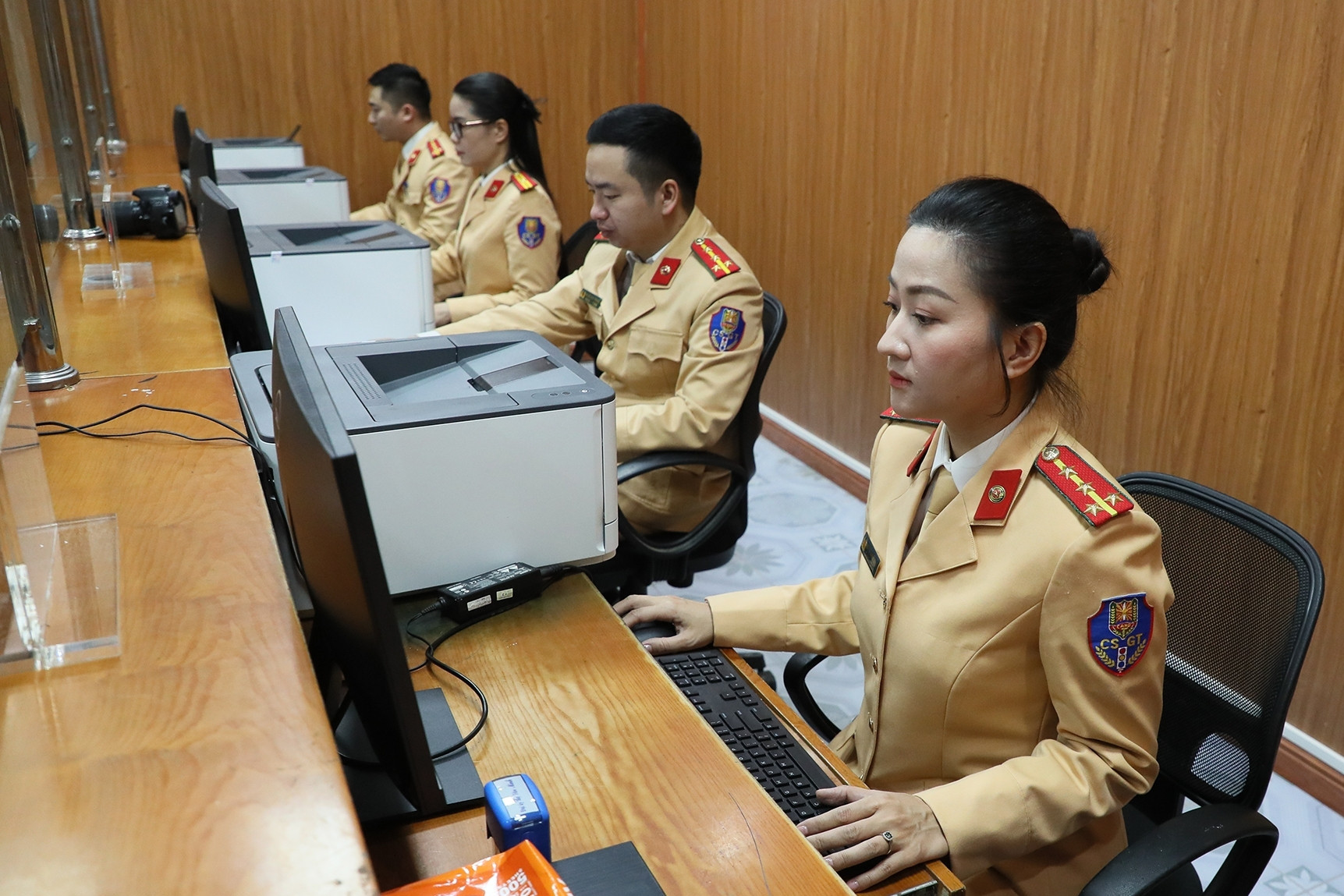 Định cư ở nước ngoài, bằng lái B2 sắp hết hạn có đổi được không?